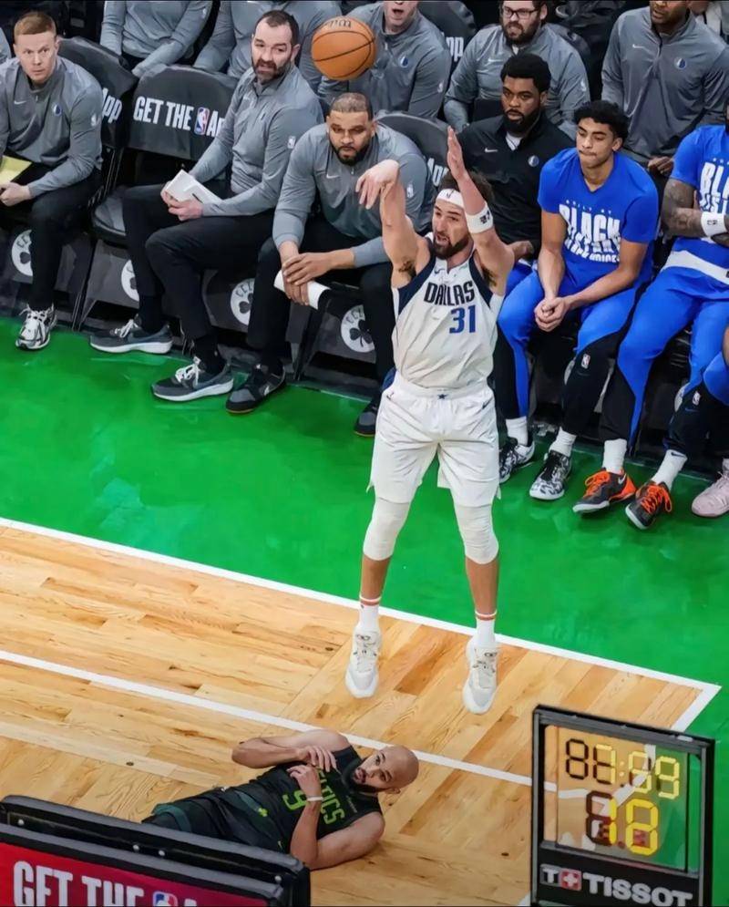 九游娱乐-达拉斯独行侠迎NBA季后赛关键赛；清晨造点机会；话题不断；阵容厚度经受考验的简单介绍-九游娱乐